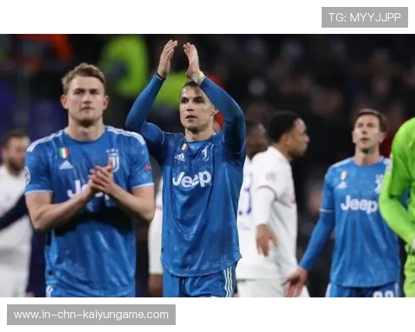 中场球员被训练做“逼抢再传球”的连续链条练习 中场球员被训练做“逼抢再传球”的连续链条练习